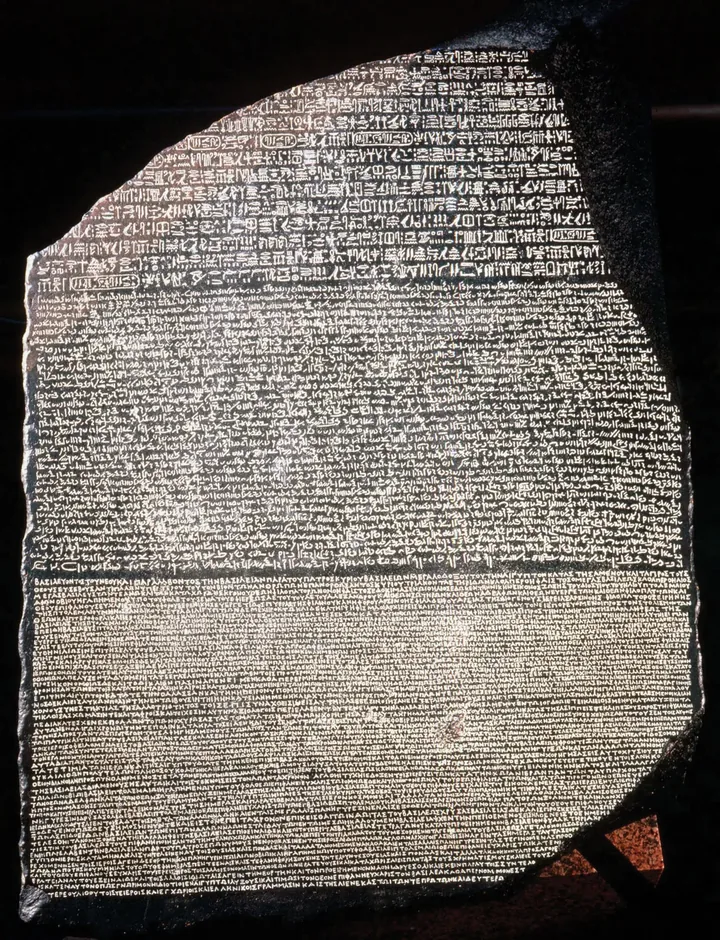 ロゼッタ石 ── 同じ文が三つの書記体系で刻まれている/所蔵:大英博物館